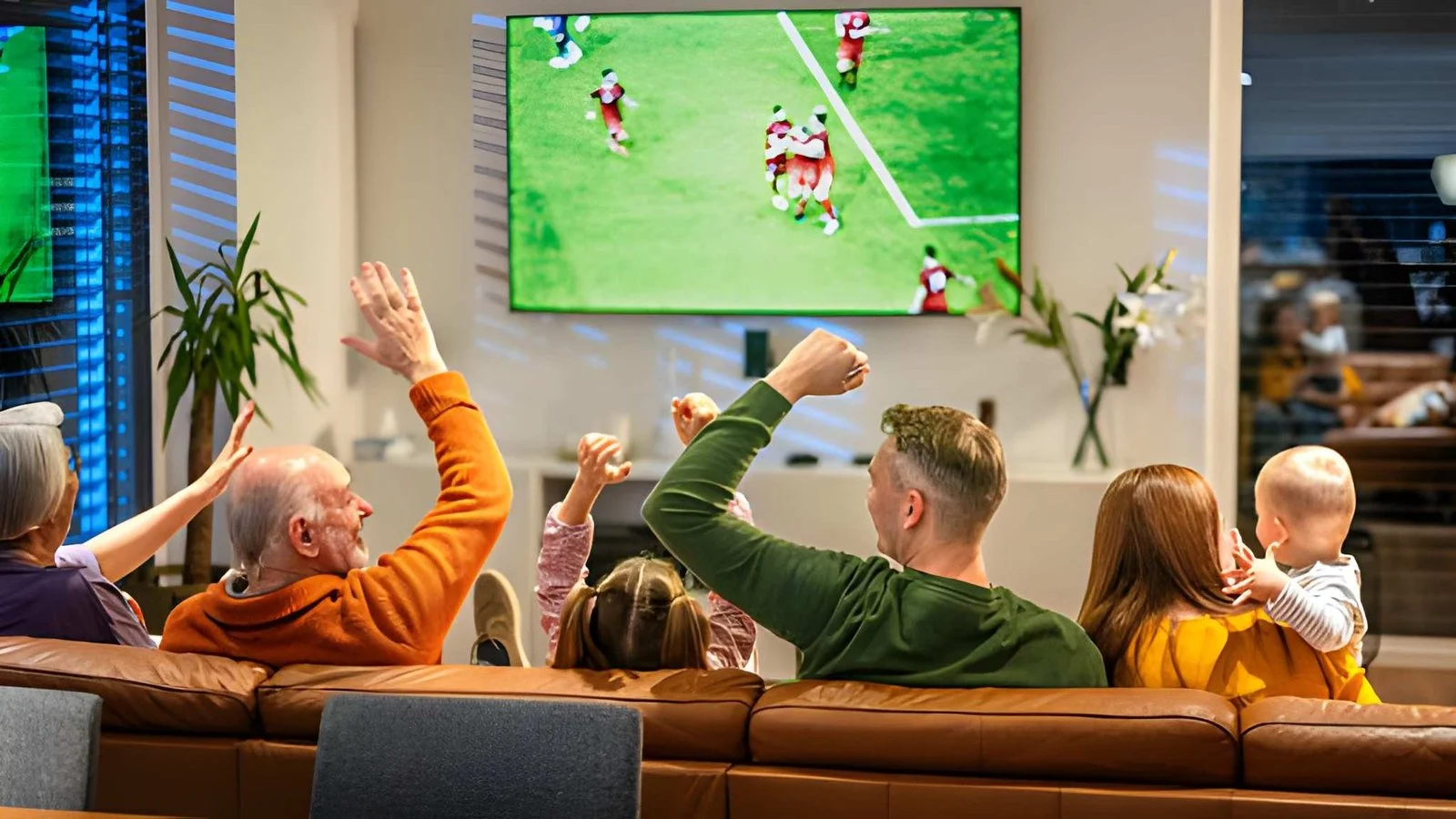 Familj som tittar på IPTV i Sverige